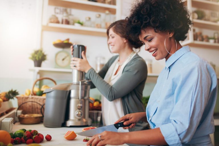 Deux femmes préparent un repas avec des légumes frais